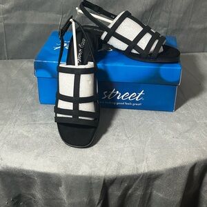 New black sandals with small heel